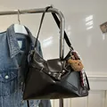 Sac fourre-tout rétro en cuir noir avec boucles décoratives et pendentif d'ours - Noir