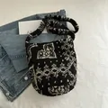 Sac seau minimaliste en peluche noir et blanc avec motif paisley et bandoulière - Noir