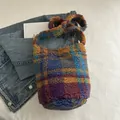 Sac seau en peluche à carreaux colorés en fausse fourrure avec bandoulière épaisse - Coloré