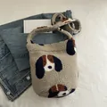 Sac bandoulière en peluche beige avec motif chien beagle sur fond en jean bleu - Chien
