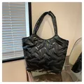 Sac fourre-tout matelassé noir brillant avec coutures diagonales et larges bretelles - Noir