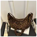 Borsa tote hobo capiente con stampa leopardata marrone e ampia tracolla morbida - Marrone