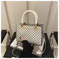 Borsa nera con motivi geometrici, manico intrecciato bianco e dettaglio logo di moda - Bianco