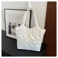 Sac fourre-tout matelassé blanc en tissu brillant avec large bandoulière chic - Blanc