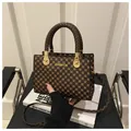 Borsa a tracolla retrò marrone con motivi geometrici e manici intrecciati per l'inverno - caffè