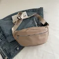 Sac de poitrine minimaliste en cuir PU beige avec sangle réglable sur veste en jean - Kaki
