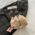 Elegante beige Kunstfell-Eimertasche mit Silberkette und großen Perlendetails - Khaki