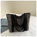 Grote canvas shopper met luipaardprint en duurzame zwarte stoffen handvaten - Zwart