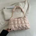 Gewatteerde lichtroze cloud bag met kettingriem en zachte puffer stoftextuur - Roze