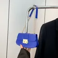 Μινιμαλιστική τετράγωνη τσάντα μπλε ρουά με χρυσή αλυσίδα και ματ δερμάτινη υφή - Μπλε
