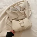 Schicke cremeweiße halbmondförmige Achseltasche aus Leder mit goldener Hardware - Weiß