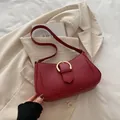 Dunkelrote Halbmond-Tasche aus Leder mit Litschi-Muster und goldener Hufeisenschnalle - Rot