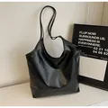Bolso tote grande minimalista de cuero negro para mujer con correas de hombro delgadas - Negro