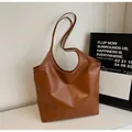 Bolso tote minimalista marrón oscuro de gran capacidad en piel sintética de calidad - Marrón