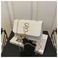 Borsa a tracolla bianca testurizzata con fibbia a SS dorata e dettaglio catena fine - Bianco