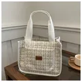 Bolso tote de tweed beige y dorado con asas dobles y parche de logo en cuero - Blanco