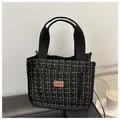 Bolso tote de tweed negro con hilos dorados y detalle de parche de cuero elegante - Negro