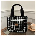 Bolso de lana a cuadros en blanco y negro con asas negras y etiqueta de cuero marrón - Rejilla Negra