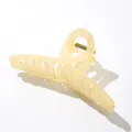 Detail einer großen bernsteinfarbenen Haarklammer mit starker Metallfeder und Finish - Blassgelb (13cm)