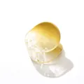 Dettaglio di una mini pinza per capelli con sfumatura gialla in resina lucida - Giallo Sfumato