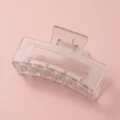 Détail d'une grande pince à cheveux rectangulaire blanc mat avec ressort métallique - Carré Gris