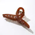 Detailansicht der goldfarbenen Metallfeder an einer glänzenden bernsteinfarbenen Haarspange - Bernsteinbraun (13cm)
