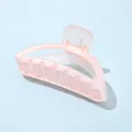 Détail de la pince à cheveux rose mat avec ressort métallique et dents serrées - Demi-lune Rose