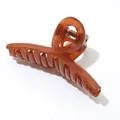 Detail der bernsteinfarbenen Haarklammer mit gekreuztem Design und Metallfeder-Struktur - Dunkelbernstein (7cm)