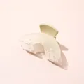Dettaglio di una pinza per capelli in resina champagne opaca con design smerigliato - Champagne