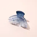 Dettaglio molletta per capelli blu sfumato con resina traslucida e molla in metallo - Blu Sfumato