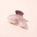 Detail van een kleine matte lavendel haarklem met een matte frosted afwerking - Paars