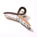 Primer plano de una pinza para el cabello de acrílico bicolor con mecanismo de resorte - Estilo de Bloque de Color Grande / Marrón Oscuro Y Camel Claro (A)