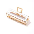 Draufsicht auf eine goldene Haarklammer mit weißem Acetat-Inlay und geometrischem Design - Himmelblau