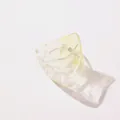 Gros plan d'une pince à cheveux jaune translucide en forme de fromage avec détails - Jaune