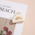 Gros plan d'une pince à cheveux en acrylique blanc crème sur un fond rose esthétique - Blanc Cassé