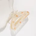 Nahaufnahme der beigen Haarklammer mit Punkten und dem Text Barrette La France - Milchweiß Orangefarbener Punkt (B)