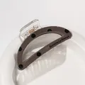 Nahaufnahme einer großen gepunkteten Haarklammer mit Barrette La France Schriftzug - Buchstabe E