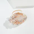 Dettaglio molletta per capelli floreale in acrilico marmorizzato e strass brillanti - Lettera B