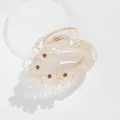Dettaglio della molletta per capelli in resina con motivi floreali e strass lucidi - Stile Strass Scuro Iridescente (C)