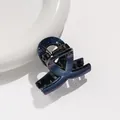Détail d'une petite pince à cheveux pailletée avec un fini dégradé bleu et violet - Bleu