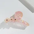 Dettaglio della molletta per capelli a fiore rosa in acrilico con strass e perle - Rosa