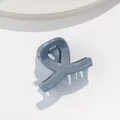 Dettaglio della molletta per capelli blu glitterata con design geometrico e lucido - Grigio