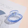 Dettaglio della molletta per capelli in acrilico blu zaffiro traslucido con molla in metallo - Blu Reale Traslucido