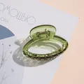 Dettaglio del fermaglio per capelli verde oliva traslucido con molla dorata - Verde Oliva Traslucido