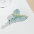 Dettaglio del grande fermaglio per capelli a trifoglio in acrilico con fiori blu e gialli - Celeste