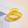 Dettaglio molletta per capelli gialla vuota in acrilico trasparente su una rivista - Giallo Brillante Traslucido