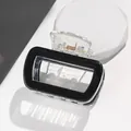 Dettaglio della molletta quadrata nera glitterata con base trasparente e molla dorata - Nero Glitter Oro (A)