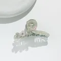 Dettaglio del fermaglio per capelli iridescente con piccoli fiori decorati con strass - verde chiaro
