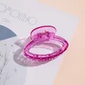 Dettaglio molletta per capelli rosa trasparente con molla in metallo su rivista - Rosa trasparente
