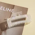 Dettaglio della grande pinza per capelli rettangolare con finitura perlata - Bianco